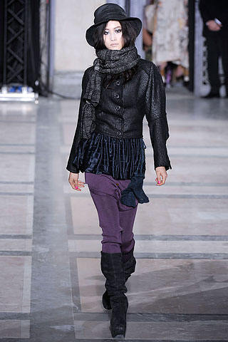 Remera chifon spencer negro pantalon carrot violeta Vivienne Westwood